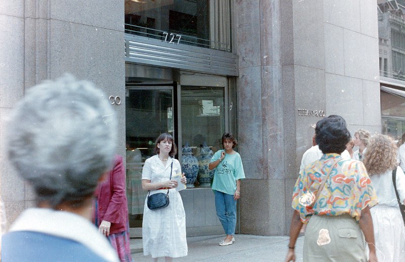1-7-1986_057.jpg - Anja vor dem Tiffany